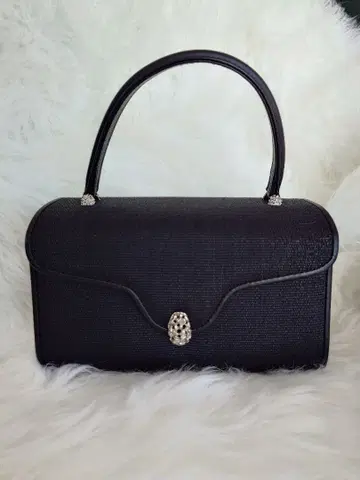 호스헤어 비쥬 장식 블랙 핸드백