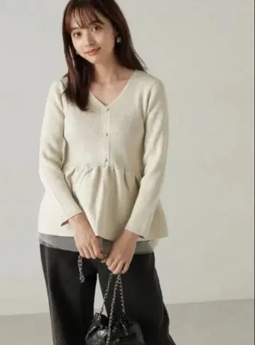 PROPORTION 전후 2way 시어 절개 페플럼 니트 에크루