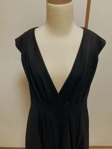 미이용 새상품급 tomorrowland 다크 브라운 A라인 V넥 원피스