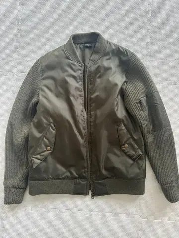 올리브색 MA-1 자켓