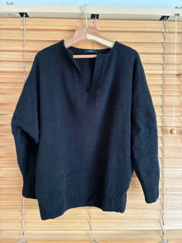 저널 스탠다드 블랙 V넥 스웨터