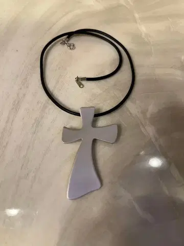 노에비아 어패럴 실버 메탈 크로스 목걸이