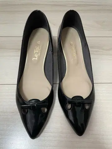 le talon 르 탈롱 리본 포함 블랙 에나멜 펌프스