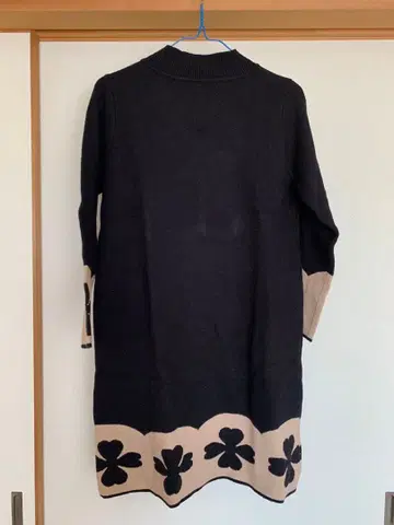 꽃 패턴 니트 원피스 긴팔 블랙과 베이지