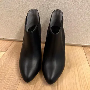 DIANA 블랙 가죽 부티 하이힐