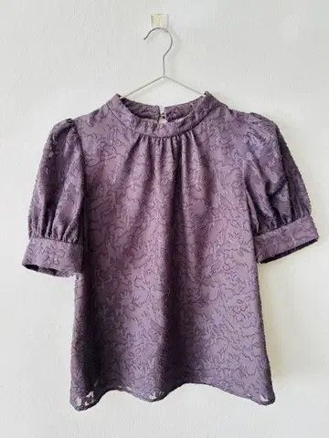 프로포션 바디 드레싱 자카드 퍼프 슬리브 셔츠