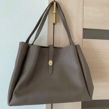 그레이 토트백 내 포켓 부착