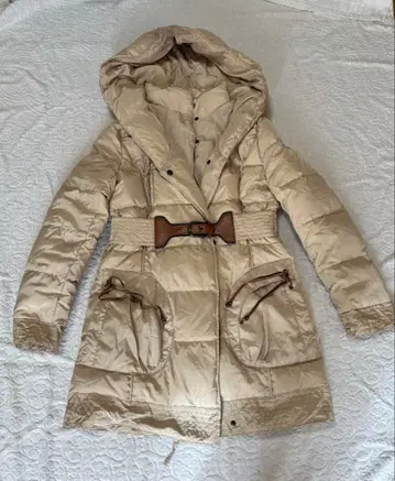 베이지 후드 부착 다운 자켓