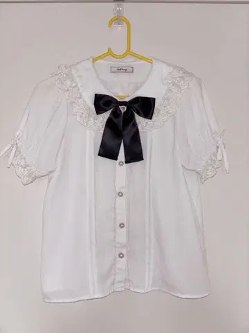 화이트 프릴 리본 반팔 블라우스