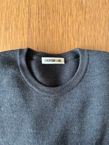 두즈엠클래스 크루넥 니트