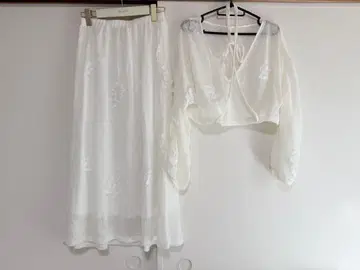 입체감 있는 화이트 꽃무늬 자수 셋업