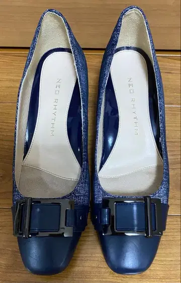 새상품급 NEO RHYTHM 네이비 버클 펌프스 23EEE