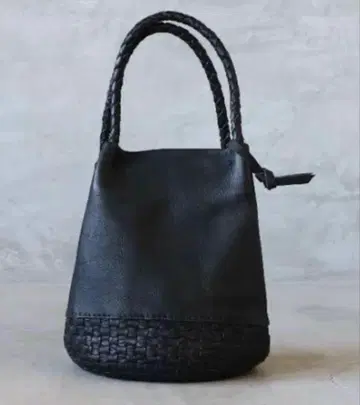 KYUCA 블랙 가죽 뜨개질 핸드백