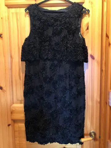 그레이스 클래스 블랙 꽃무늬 리본 자수 슬리브리스 원피스