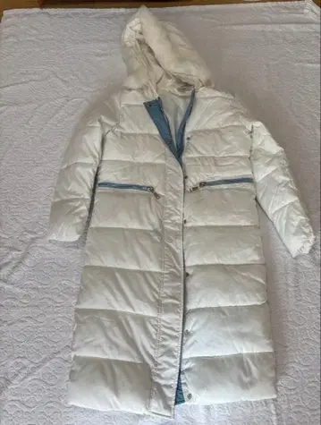 화이트 다운 자켓 후드 부착