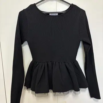 새상품 NATURAL BEAUTY BASIC 블랙 페플럼 긴팔