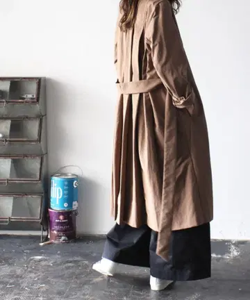 DRESSLAVE 백 플리츠 노카라 코트