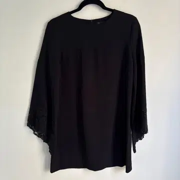 레이스 장식 블랙 반소매 셔츠