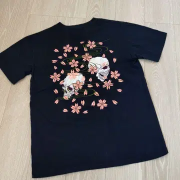 스컬과 벚꽃 자수 T셔츠