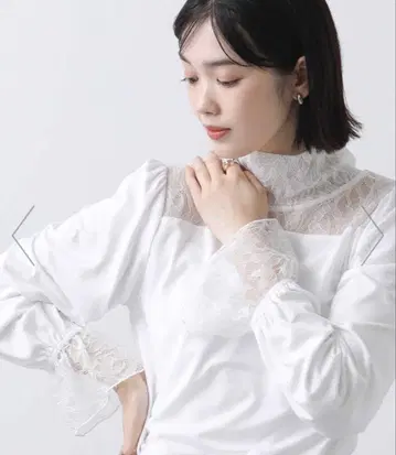 레이스 도킹 하이넥 블라우스