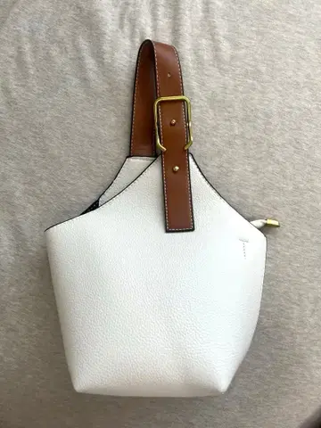 화이트 가죽 핸드백