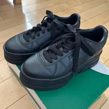 통굽 블랙 가죽 스니커즈