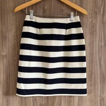 네이비와 화이트 스트라이프 타이트 스커트
