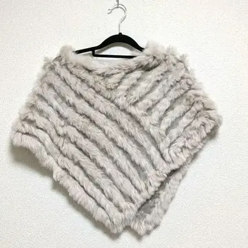 베이지 퍼 판초 스트라이프 디자인