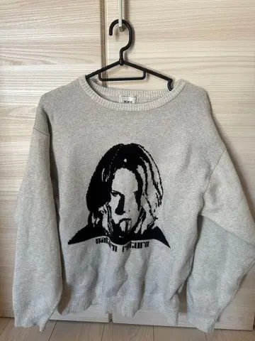 W.W.G 그레이 맨투맨 인물 프린트