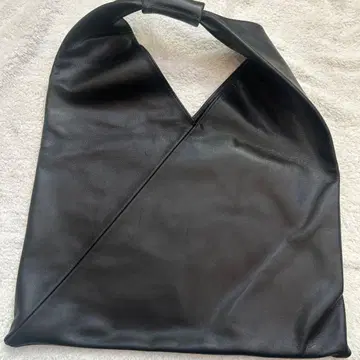 블랙 레더 토트백 V자형 핸들