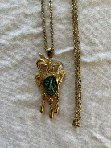 저주받은 물건 같은 특이한 목걸이