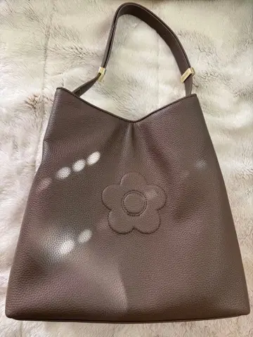 MARY QUANT 슈링크 데이지 엠보싱 토트 베이지
