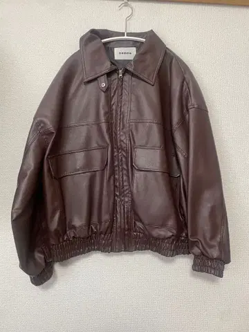 [ nemne store ] 인조 가죽 더블 지퍼 스탠드 블루종