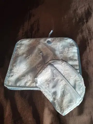 치카자와 레이스 스카이블루 자수 트래블 파우치 세트