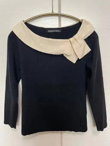 STRAWBERRY-FIELDS 보타이 오프숄더 스웨터