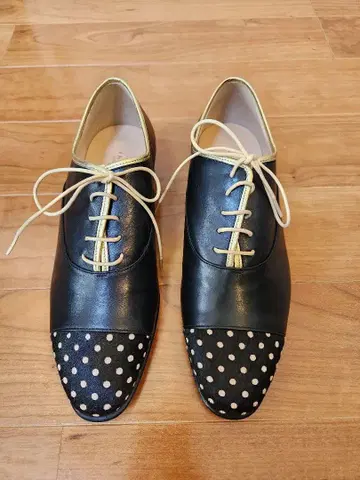 레이스업 슈즈 블랙과 화이트 도트