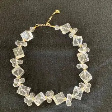 크리스탈 비즈의 기하학 목걸이