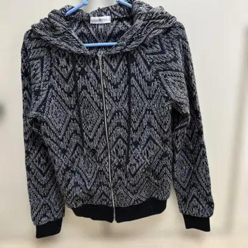 풀 집업 후드티와 숏팬츠 셋업