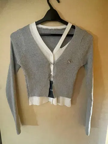 AsRiRe 그레이 화이트 V넥 가디건