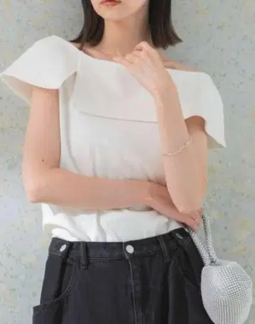 어반리서치 로쏘 오프숄더 컷 상의 화이트