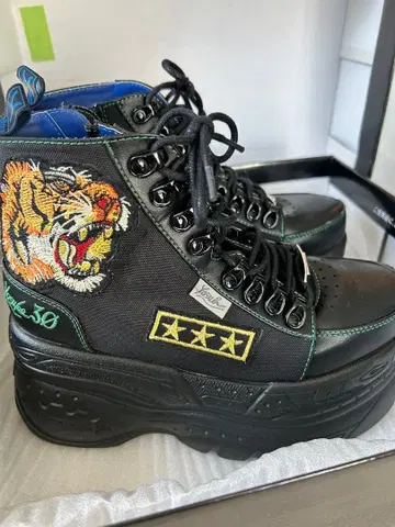 YOSUKE 호랑이 자수 통굽 스니커즈