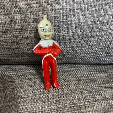 울트라맨 피규어 빨간색과 화이트 약 10cm