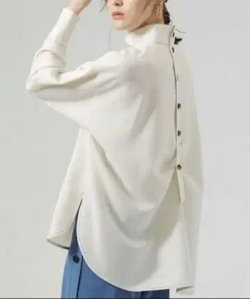 CAST 백 버튼 화이트 셔츠