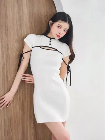 다리치 파이핑 리본 디자인 니트 미니 원피스