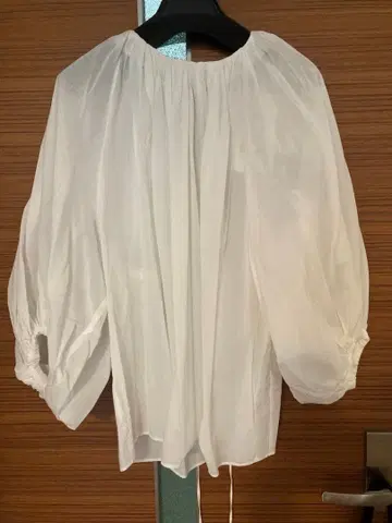 Nave 화이트 벌룬 슬리브 블라우스