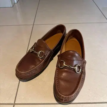 브라운 로퍼 금장 장식 포함