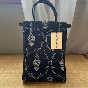 A VACATION 네이비 런치백