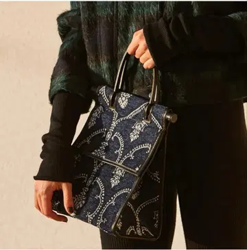 A VACATION 네이비 런치백