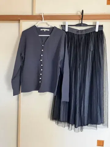 자유구 다크 그레이 V넥 상의와 스커트 셋업