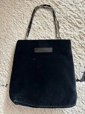 블랙 벨벳 핸드백